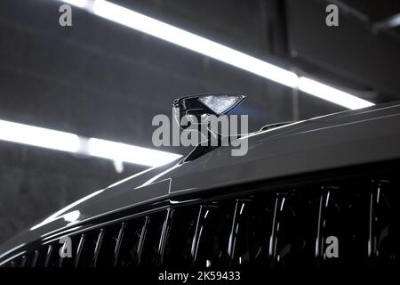 Le ali Bentley Flying B sulla parte anteriore Di Un badge nero Bentley Flying Spur 2022 con griglie del cofano nere Foto Stock