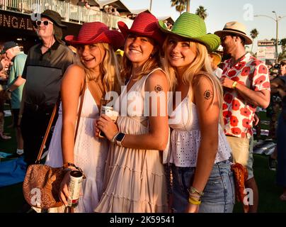 Redondo Beach, California 17 settembre 2022 - Festival goers al BeachLife Ranch, Credit - Ken Howard/Alamy Foto Stock