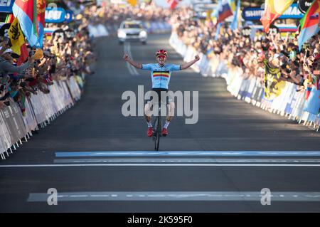 Remco Evenepoel del Belgio festeggia la vittoria nel campionato mondiale di corse su strada degli Elite Men. Campionato del mondo di strada UCI 2022 a Wollongong, AUS. Foto Stock