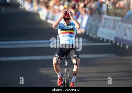 Remco Evenepoel del Belgio festeggia la vittoria nel campionato mondiale di corse su strada degli Elite Men. Campionato del mondo di strada UCI 2022 a Wollongong, AUS. Foto Stock