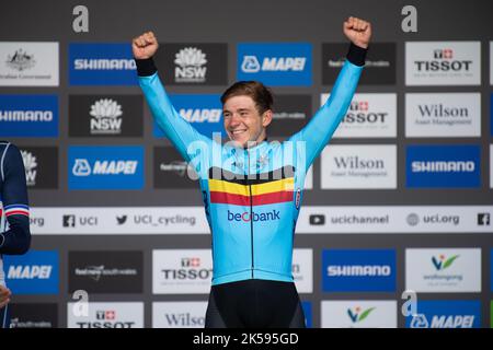 Remco Evenepoel del Belgio sul podio come riceve la medaglia d'oro e la maglia arcobaleno come campione del mondo nella corsa su strada maschile d'élite. Foto Stock