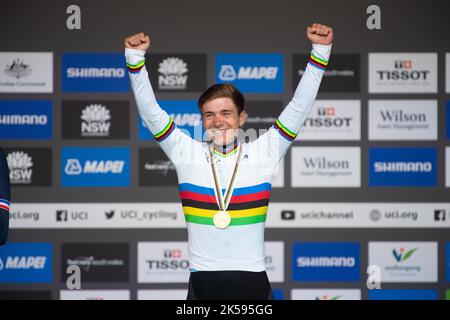 Remco Evenepoel del Belgio sul podio come riceve la medaglia d'oro e la maglia arcobaleno come campione del mondo nella corsa su strada maschile d'élite. Foto Stock