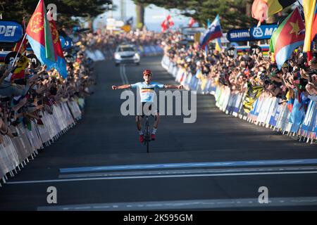 Remco Evenepoel del Belgio festeggia la vittoria nel campionato mondiale di corse su strada degli Elite Men. Campionato del mondo di strada UCI 2022 a Wollongong, AUS. Foto Stock