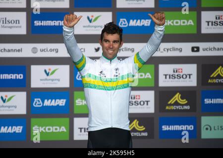 Michael Mathews dell'Australia sul podio ricevendo la medaglia di bronzo per il suo terzo posto finale nella gara su strada degli Elite Men, 2022 UCI World Champ. Foto Stock