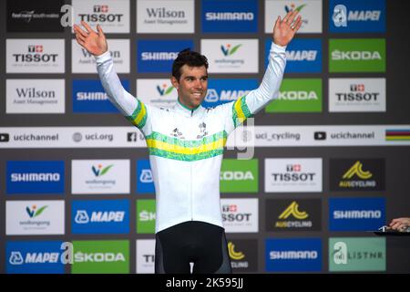 Michael Mathews dell'Australia sul podio ricevendo la medaglia di bronzo per il suo terzo posto finale nella gara su strada degli Elite Men, 2022 UCI World Champ. Foto Stock