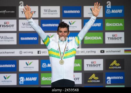 Michael Mathews dell'Australia sul podio ricevendo la medaglia di bronzo per il suo terzo posto finale nella gara su strada degli Elite Men, 2022 UCI World Champ. Foto Stock