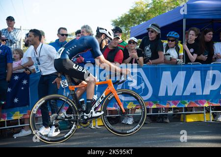 Il ciclista DEGLI STATI UNITI e il campione nazionale Kyle Murphy sale su una collina durante la corsa su strada degli uomini Elite, i Campionati del mondo di ciclismo su strada UCI 2022. Foto Stock