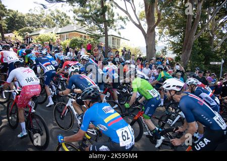 Il pelotone maschile sale da vicino durante la corsa su strada degli Elite Men, 2022 Campionati mondiali di ciclismo su strada UCI a Wollongong, Australia Foto Stock