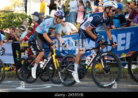WOUT van Aert del Belgio e Julian Alaphillipe di Francia durante i Campionati mondiali di ciclismo su strada UCI 2022 a Wollongong, Australia. Foto Stock