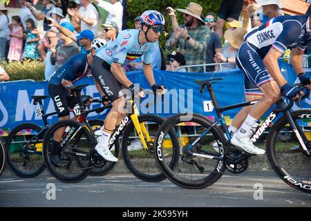 WOUT van Aert del Belgio e Julian Alaphillipe di Francia durante i Campionati mondiali di ciclismo su strada UCI 2022 a Wollongong, Australia. Foto Stock