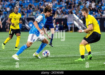 5 ottobre 2022: Benjamin Bender, centrocampista del Charlotte FC (15), attacca l'obiettivo contro Josh Williams (3), difensore della squadra di Columbus, durante la prima metà della partita di calcio della Major League, al Bank of America Stadium di Charlotte, NC. (Scott KinserCal Sport Media) Foto Stock