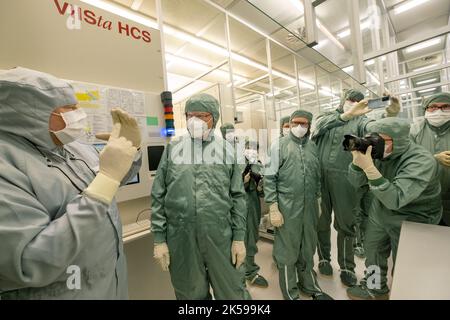 31.05.2022, Germania, bassa Sassonia, Hannover - Stephan Weil (SPD), Ministro Presidente della bassa Sassonia, visita il laboratorio di Nano e Quantum Engin Foto Stock