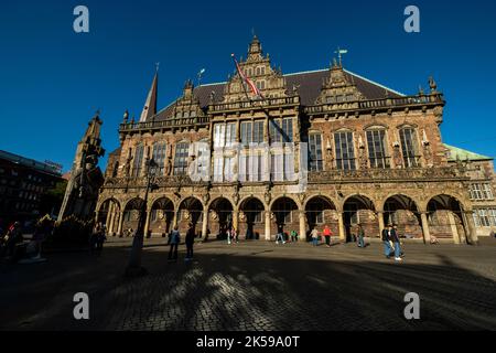 11.09.2022, Germania, Brema, Brema - Municipio e cattedrale al mercato. Il municipio è la sede del sindaco, Roland sulla sinistra. 00A2209 Foto Stock