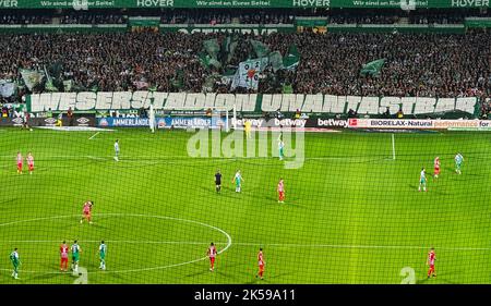 09.09.2022, Germania, Brema, Brema - protesta dei tifosi contro la modifica del nome del Weserstadion in Wohninvest Weserstadion, calcio Bundesliga (SV Werd Foto Stock