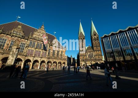 11.09.2022, Germania, Brema, Brema - Municipio e cattedrale al mercato. Il municipio è la sede del sindaco, a destra i cittadini. Foto Stock