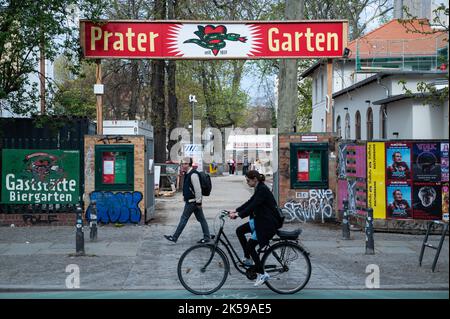 14.04.2022, Germania, Berlino - ingresso alla birreria all'aperto Berlin Prater a Kastanienallee nel quartiere Prenzlauer Berg di Berlino Est. Il Gartenwi Foto Stock