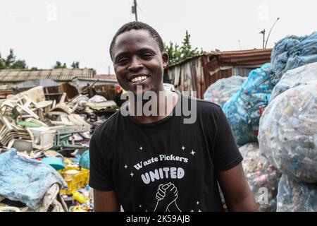 Kisumu, Nyanza, Kenya. 4th Ott 2022. John Xavier, presidente dell'associazione dei raccoglitori di rifiuti del Kenya, si presenta per una foto al suo centro di raccolta dei rifiuti in plastica a Kisumu. Attivisti e gruppi ambientalisti in Kenya e in altre parti del mondo hanno denunciato che la Coca-cola Company è stata nominata sponsor del vertice sul clima di quest'anno, COP 27, che si terrà a novembre in Egitto. (Credit Image: © James Wakibia/SOPA Images via ZUMA Press Wire) Foto Stock