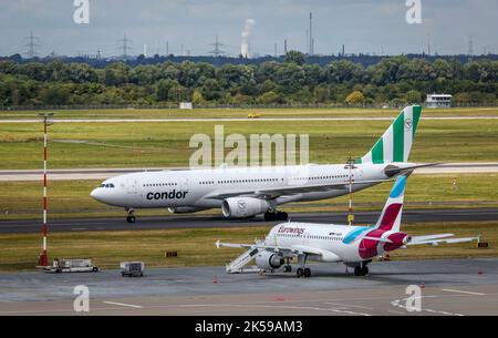 27.07.2022, Germania, Renania settentrionale-Vestfalia, Düsseldorf - Aeroporto di Duesseldorf, aeromobili delle compagnie aeree Eurowings, e Condor il giorno della guerra Foto Stock