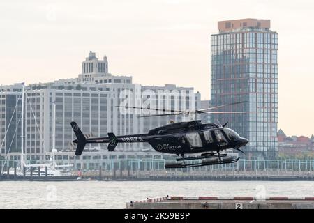 New York City, Stati Uniti - il 19 settembre 2022 l'elicottero parte dall'eliporto per raggiungere East River Manhattan per prendere i passeggeri per un giro Foto Stock