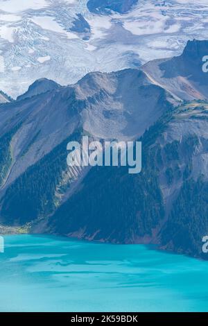 Zoomato in vista del Monte Prezzo, del Lago Garibaldi, e del vulcano estinto da Panorama Ridge. Foto Stock