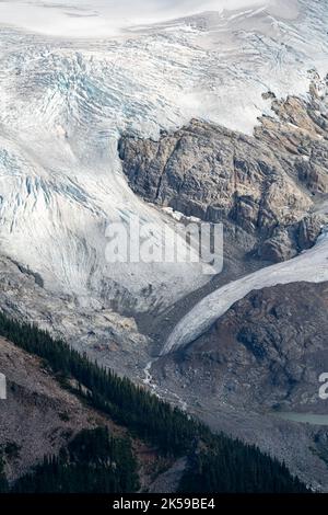 Distesa glaciale e aspre scogliere a Panorama Ridge. Foto Stock