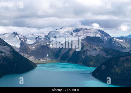 Le acque azzurre del lago Garibaldi da Panorama Ridge. Foto Stock