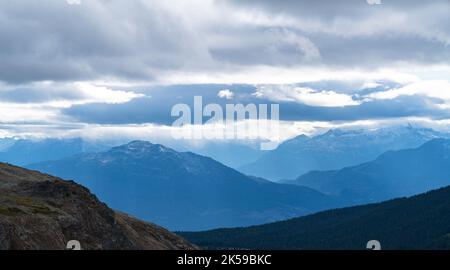 Ampia vista alpina da Panorama Ridge sotto un cielo spettacolare. Foto Stock