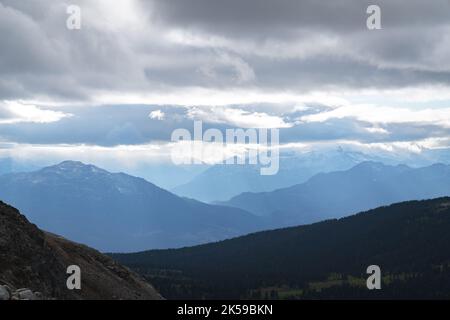 Nuvole che circondano la vista della montagna in cima al Panorama Ridge. Foto Stock