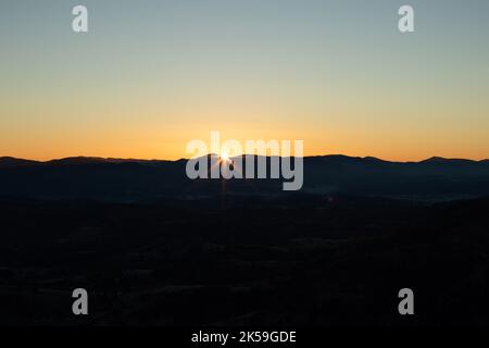 Mattina sulle montagne dei Carpazi. Autunno nebbia paesaggio con il sole Foto Stock