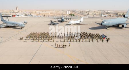 Il personale assegnato alla 378th Ala di spedizione aerea e alla Royal Saudi Air Force, posa per una foto di gruppo il 27 settembre 2022, presso la base aerea del Principe Sultano, Regno dell'Arabia Saudita. La missione dell'AEW del 378th è difendere le forze congiunte alla base aerea del Principe Sultano, proiettando al contempo la potenza aerea da combattimento a sostegno dei piani e delle operazioni teatrali. (STATI UNITI Air Force foto di staff Sgt. Shannon Bowman) Foto Stock