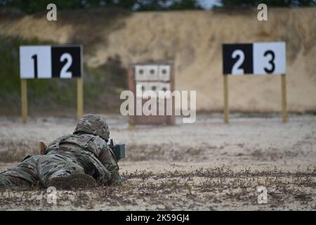 I soldati del Battaglione Ingegnere 104th si trovano presso il complesso Fort Dix Range sulle gamme 29a e 29b durante il loro addestramento M4A1 Zero e Ground. Si tratta di una delle prime unità ad utilizzare la Range 29b che è stata recentemente trasformata e rinnovata in una gamma di fucili standard dell'esercito da 25 metri qui a Fort Dix. Il 104th Engineer Battalions ha sede a Port Murray, New Jersey. (Le immagini sono fornite dal centro di supporto alla formazione di Fort Dix (TSC) / Daniel Amburg) Foto Stock