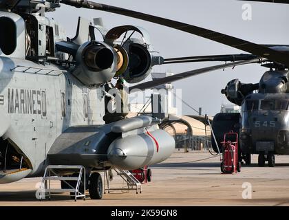 Il Major Brittany Fayos, vice della Divisione Rotary Wing e pilota CH-53 presso il Fleet Readiness Center East (FRCE), conduce un controllo funzionale del volo mentre si prepara a consegnare alla flotta un elicottero CH-53 recentemente revisionato. Al fine di fornire alla flotta aeromobili di qualità e capaci, Marines che lavora nella filiale militare H-53 di FRCE supervisiona una serie di funzioni critiche, tra cui ispezioni e controlli di sicurezza condotti durante ogni fase del processo di manutenzione, revisione e riparazione. (Foto di Joe Andes, Fleet Readiness Center East Public Affairs). Foto Stock