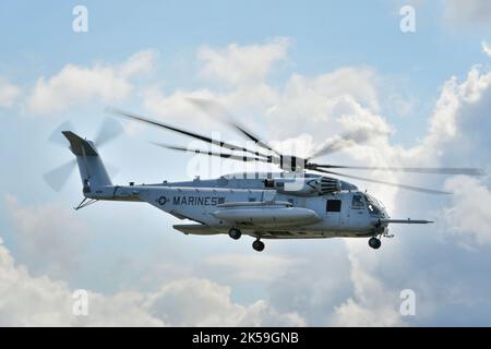 Un elicottero CH-53 recentemente revisionato vola fuori dalla stazione aerea del corpo dei Marine Cherry Point. L'equipaggio è composto da Marines del Fleet Readiness Center East (FRCE) H-53 Military Branch. Al fine di fornire alla flotta aeromobili di qualità e capaci, la filiale militare H-53 di FRCE sovrintende a una serie di funzioni critiche, tra cui ispezioni e controlli di sicurezza condotti durante ogni fase del processo di manutenzione, revisione e riparazione. (Foto di Joe Andes, Fleet Readiness Center East Public Affairs). Foto Stock