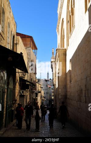 Camminando lungo la Via dolorosa nel quartiere musulmano della città vecchia di Gerusalemme. Foto Stock