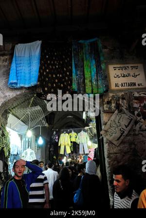 Il vivace mercato nel quartiere musulmano di Gerusalemme la città vecchia. Foto Stock