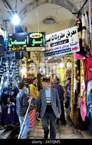 Il vivace mercato nel quartiere musulmano di Gerusalemme la città vecchia. Foto Stock