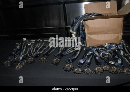 New York, Stati Uniti. 06th Ott 2022. Le medaglie vengono consegnate al 44th° annuale Empire state Building Run-Up il 6 ottobre 2022. (Foto? Di Efren Landaos/Sipa USA) Credit: Sipa USA/Alamy Live News Foto Stock