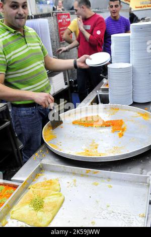 Dolci freschi di Knafeh a Jafar nel quartiere musulmano nella città vecchia di Gerusalemme. Foto Stock