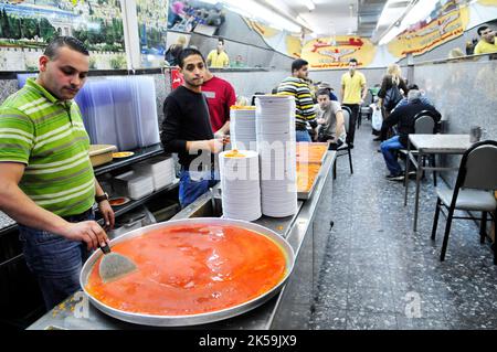 Dolci freschi di Knafeh a Jafar nel quartiere musulmano nella città vecchia di Gerusalemme. Foto Stock