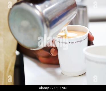 Cultura del caffè. Caffè da asporto preparato da un barista. Foto Stock