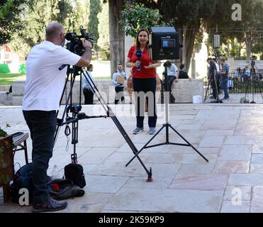 Luglio 13,2022. YMCA edificio, Gerusalemme. Giornalista che riferisce della visita del presidente Biden a Gerusalemme. Foto Stock