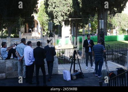 Luglio 13,2022. YMCA edificio, Gerusalemme. Giornalista che riferisce della visita del presidente Biden a Gerusalemme. Foto Stock