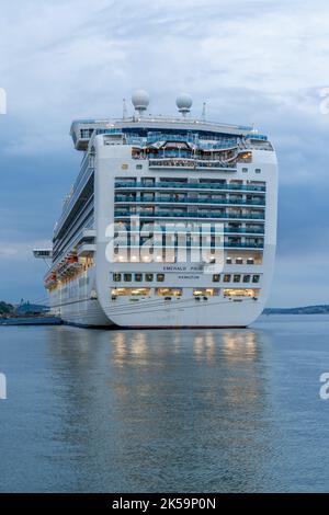 Cobh, Irlanda - 15 agosto, 2022: Vista della poppa della nave da crociera Emerald Princess ormeggiata nel porto di Cork Foto Stock