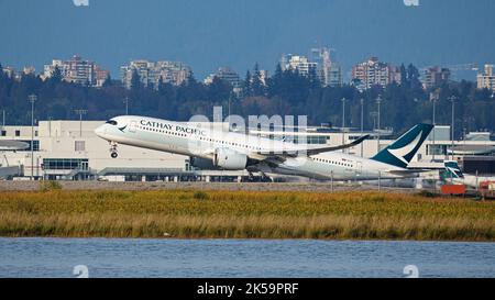 Richmond, British Columbia, Canada. 6th Ott 2022. Un Cathay Pacific Airways Airbus A350-900 jetliner (B-LRT) decollo dall'Aeroporto Internazionale di Vancouver. (Credit Image: © Bayne Stanley/ZUMA Press Wire) Foto Stock