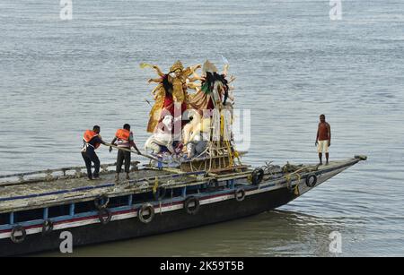 Guwahati, Guwahati, India. 6th Ott 2022. Idol della Dea Durga preso per immersione in una barca nel fiume Brahmaputra durante la celebrazione Vijaya Dashmai alla fine del Durga Puja festival a Guwahati Assam India Giovedì 6th ottobre 2022. (Credit Image: © Dasarath Deka/ZUMA Press Wire) Foto Stock