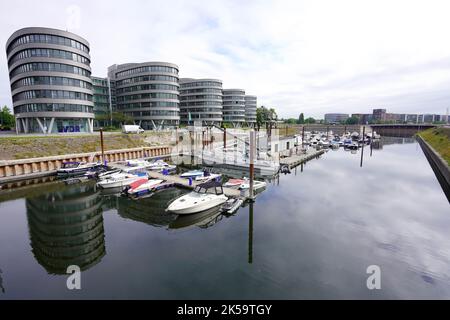 DUISBURG, GERMANIA - 10 GIUGNO 2022: Porto interno nel paesaggio urbano di Duisburg con il WDR Landesstudio, Duisburg, Germania Foto Stock