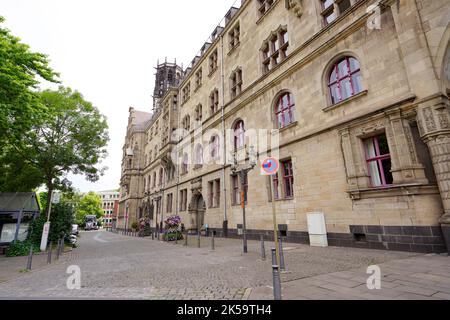 DUISBURG, GERMANIA - 10 GIUGNO 2022: Via Duisburg con il palazzo del municipio di Rathaus, Germania Foto Stock