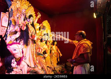 Un monaco indù sta eseguendo un rituale di puja durante Durga Puja Foto Stock