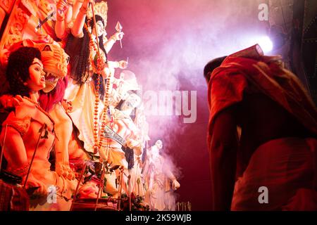Un monaco indù sta eseguendo un rituale di puja durante Durga Puja Foto Stock