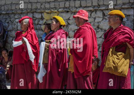 I monaci buddisti assistono alle feste accogliendo il loro leader spirituale, il Dalai lama in esilio del Tibet, in una visita del 2012 a Ladakh, nel nord-ovest dell'India Foto Stock